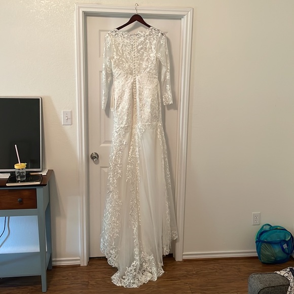 Sheath style Wedding Dress - Picture 3 of 11